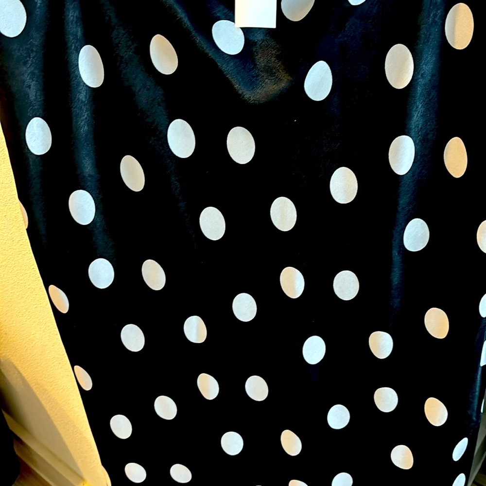 Skirt sz leg, blk & white polka dot. Floy skirt knee length.
